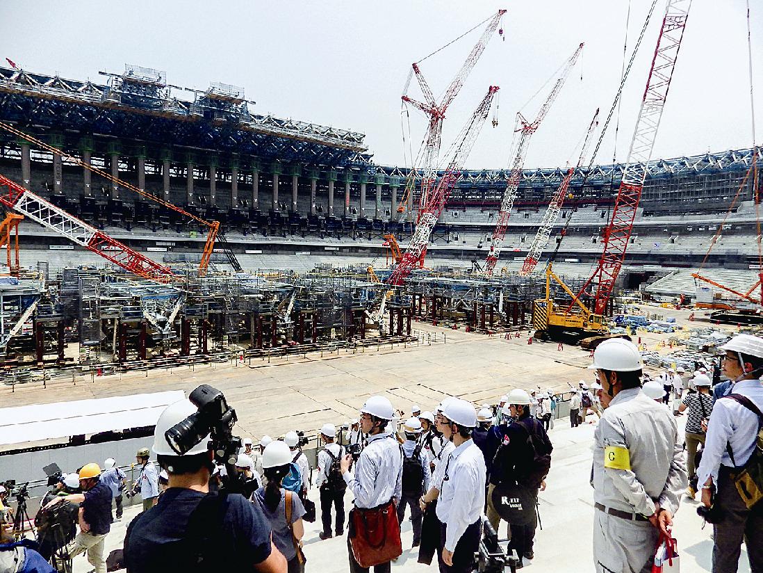 新国立競技場 スポーツ振興センターが建設現場公開 大屋根構築 順調に進む 日刊建設工業新聞 新国立競技場 スポーツ振興センターが建設現場公開 大屋根構築 順調に進む 日刊建設工業新聞
