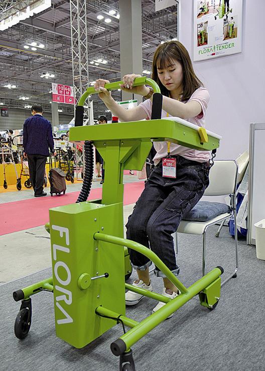 熊谷組 屋内自律歩行支援機器が完成 車いすと同程度に小型化 電動で立ち座り介助 日刊建設工業新聞
