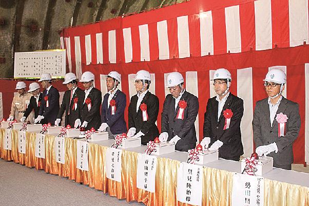 中部整備局 23号蒲郡bp豊沢トンネル貫通式開く 愛知県豊川市 施工は戸田建設 日刊建設工業新聞 中部整備局 23号蒲郡bp豊沢トンネル貫通式開く 愛知県豊川市 施工は戸田建設 日刊建設工業新聞