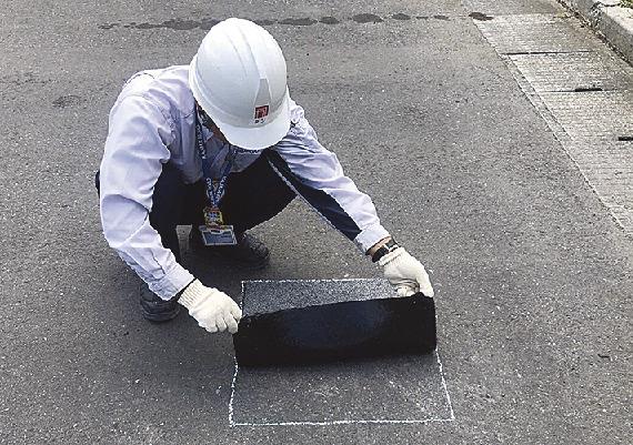 鹿島道路 シートタイプの舗装補修材を改良 短時間で簡単補修 日刊建設工業新聞