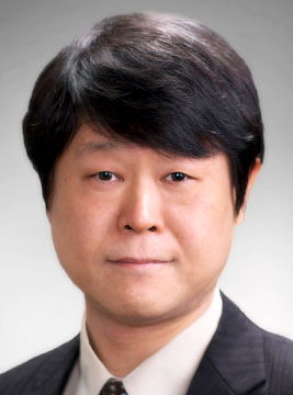 足達嘉信氏